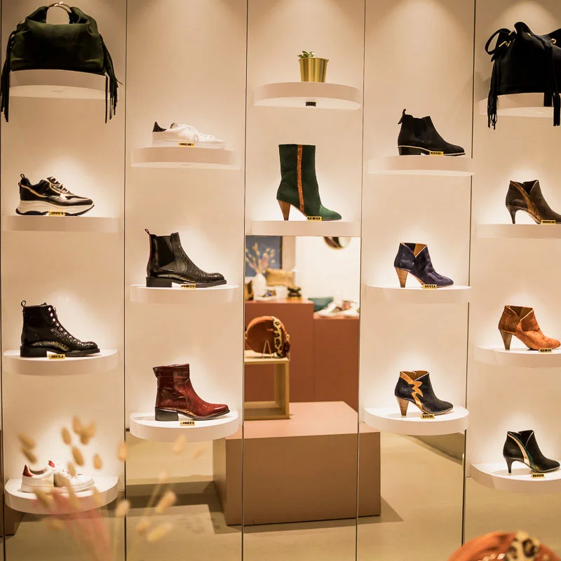 Au magasin de chaussures